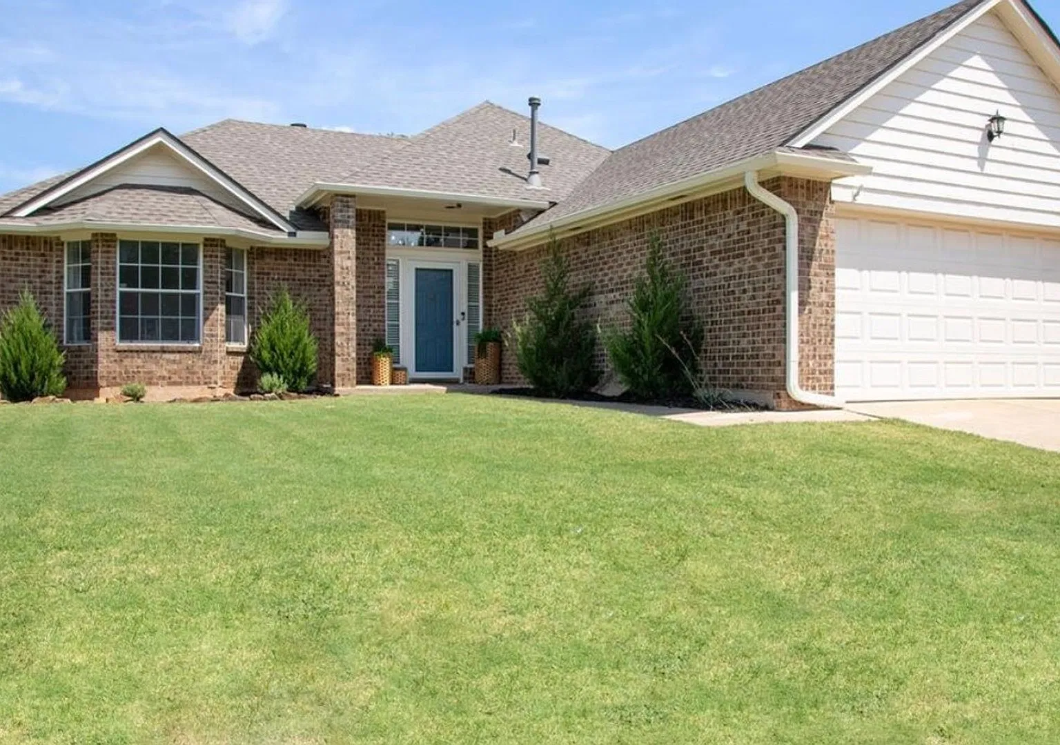 Charming 3-Bedroom / 2 Bathroom Home in Deer Creek School District!! — Photo 1
