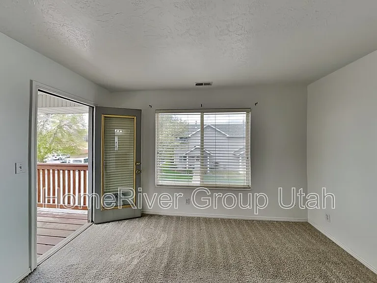 238 N Bliss Ct — Photo 8