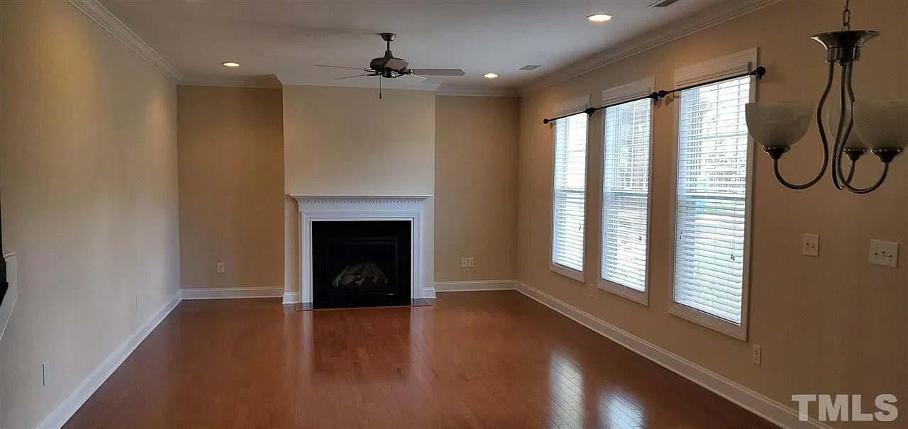 4 bed, 3.5 bath, 3002 sqft, $2,900 — Photo 2