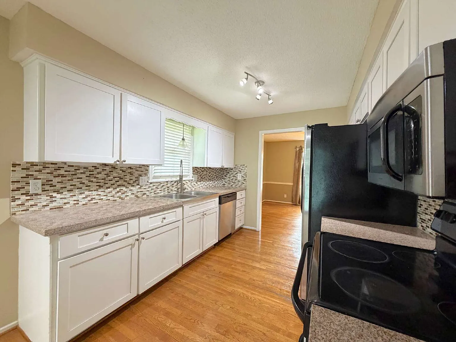 3 bed, 2.5 bath, $2,150 — Photo 4