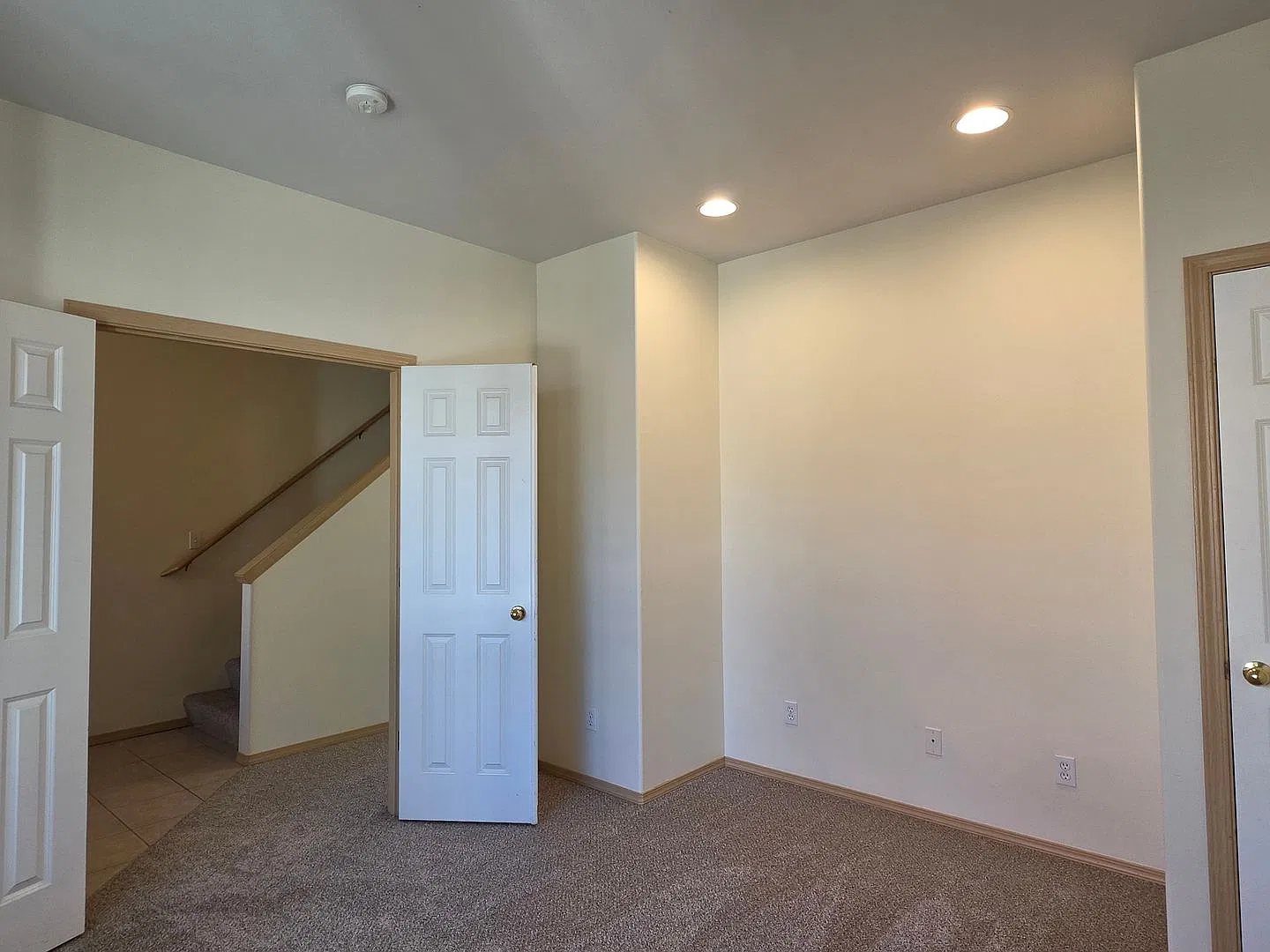 Large 4 Bedroom 2.5 bathroom Single Family Home in Larch Way Neighborhood, Lynnwood $3600 per/mo — Photo 3