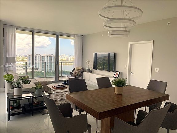 3rd image of 16385 Biscayne Blvd Unit 2801