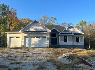 306 SW 17th St, Oak Grove, MO 64075