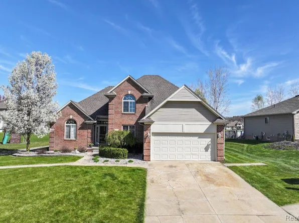 1355 Ridge View Ct, Grand Blanc, MI 48439