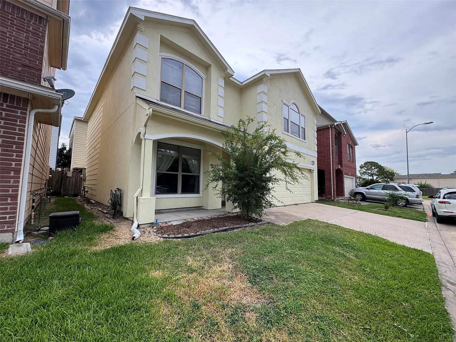 3 bed, 2.5 bath, 2446 sqft, $2,100 — Photo 2