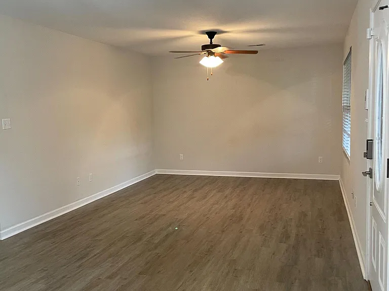 1044 Ashwood Pl — Photo 4