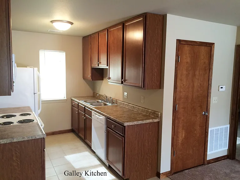 1350 El Camino Dr — Photo 3