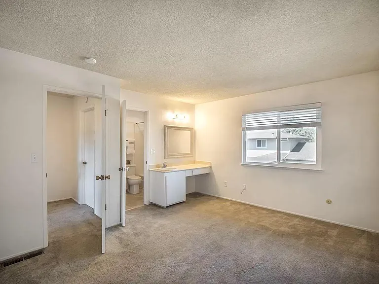 Large bedroom, ideal for 2 persons. In-room wash basin alleviates morning traffic jams in the shared bathroom. Carpet has been replaced with laminate wood flooring.