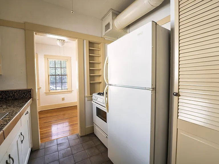 210 E 2nd St #2 — Photo 28