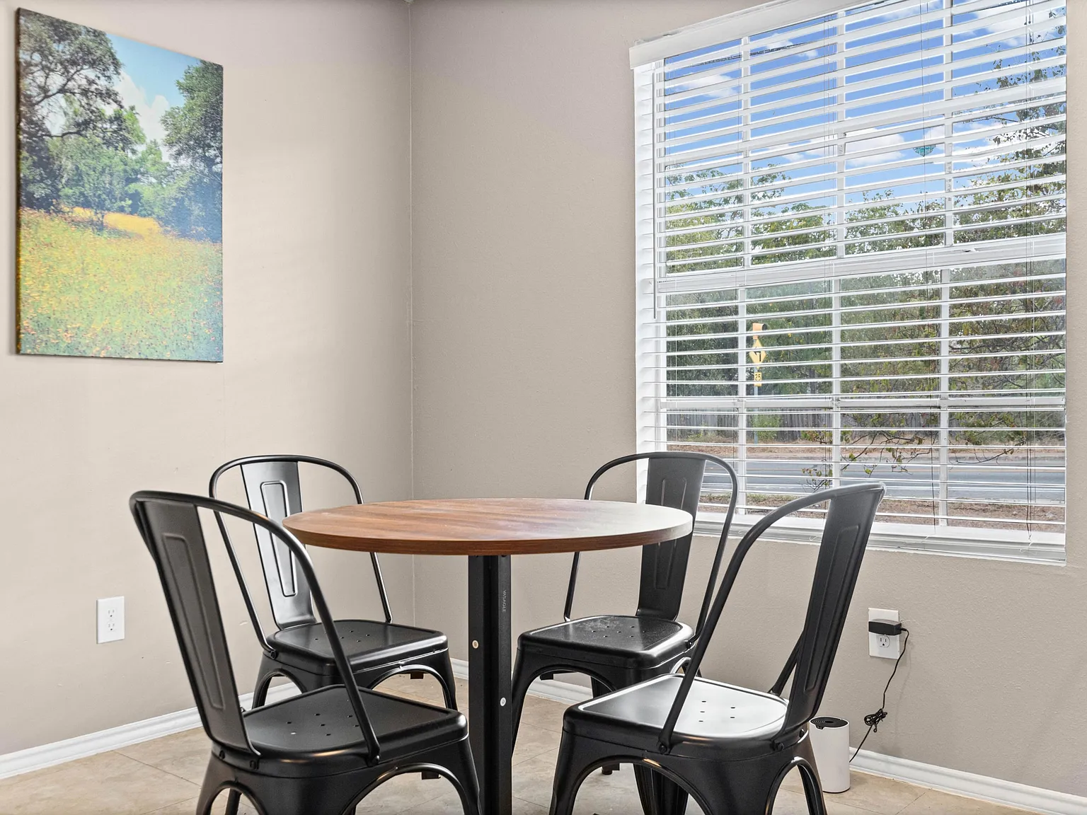 4 bed, 2.0 bath, 1350 sqft, $1,001 — Photo 3