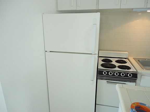 3rd image of 305 Navarre Ave APT 3