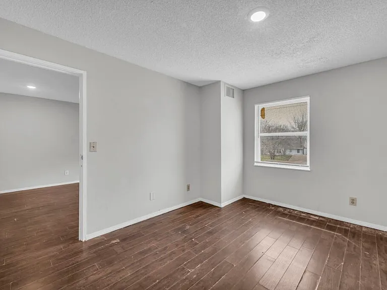 Lakeview Apartments — Photo 22