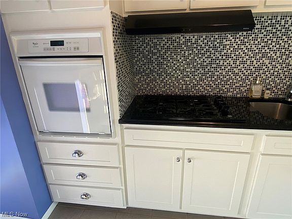 5th image of 370 Hickory Dr