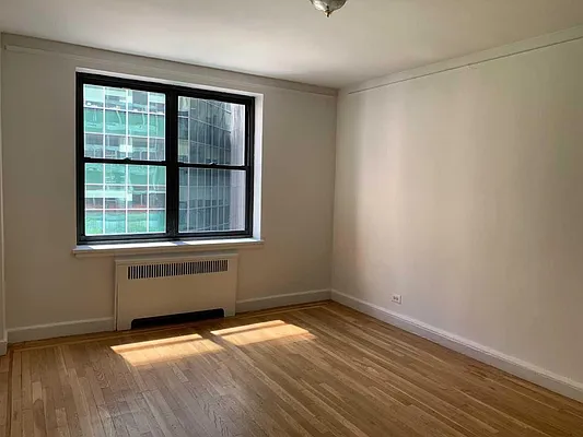 Rented by Siderow Residential Group | media 8