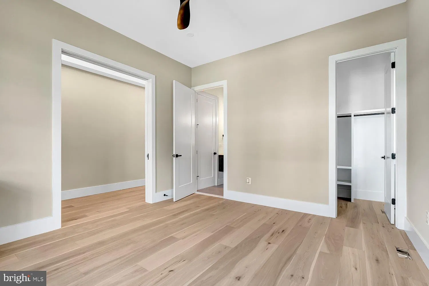 6 bed, 6.0 bath, 4924 sqft, $7,895 — Photo 4