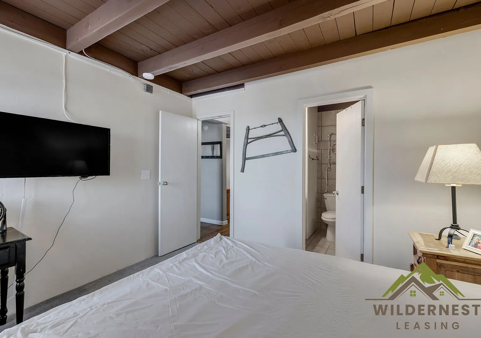 Treehouse Condo - 2 Bedroom/2 Bath Inviting Condo w/All Utilities On Bus Route — Photo 3