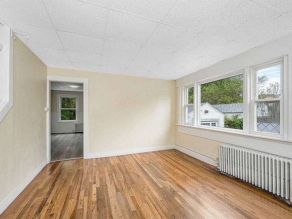 3rd image of 33 Kensington Ave