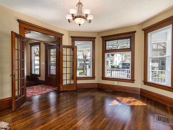 5th image of 424 E College St