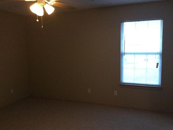 5th image of 205 NE Dogwood St APT D