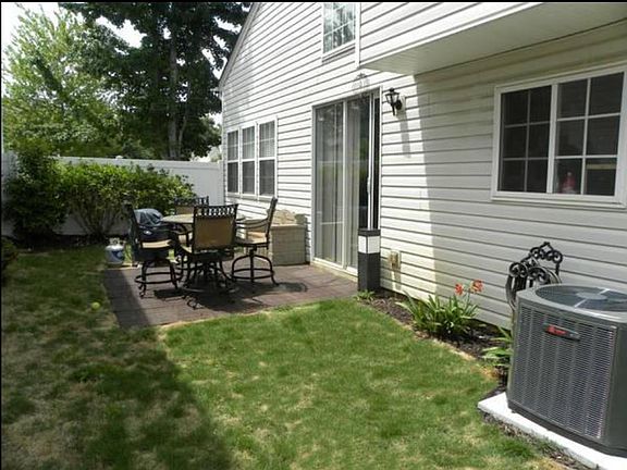 5th image of 902 W Oaks Dr
