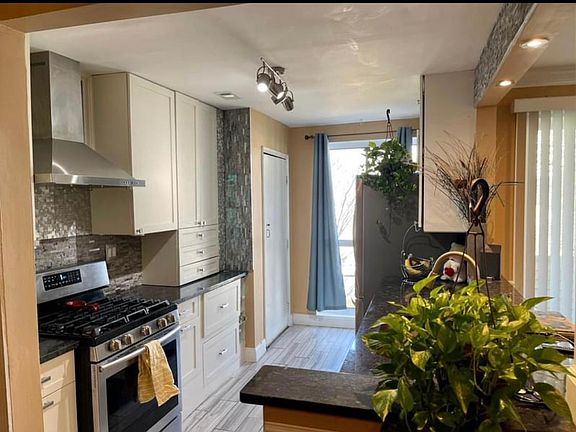 5th image of 5608 Bloomfield Dr APT 202
