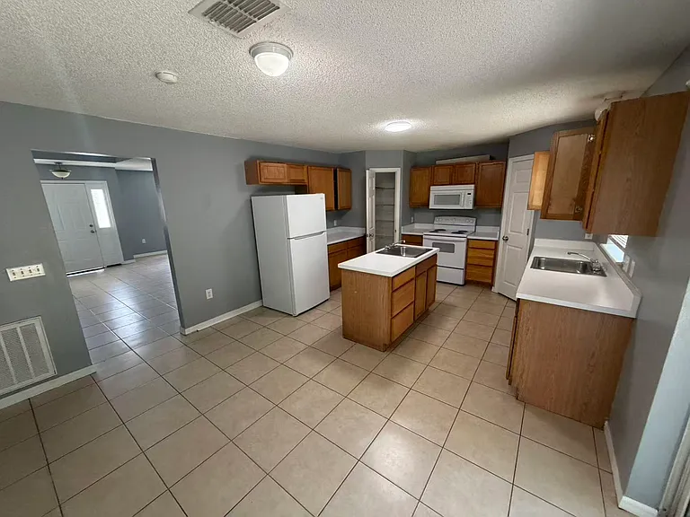 329 Chelmsford Ct — Photo 5