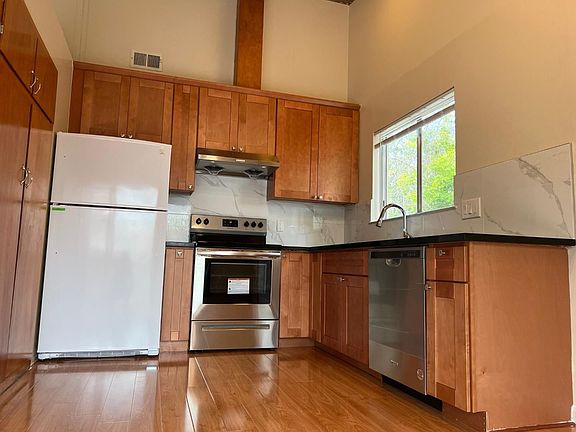 2nd image of 1599 Maurice Ln APT 3
