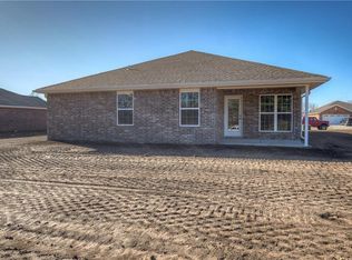 1153 S Canyon Gate Dr, Siloam Springs, AR 72761