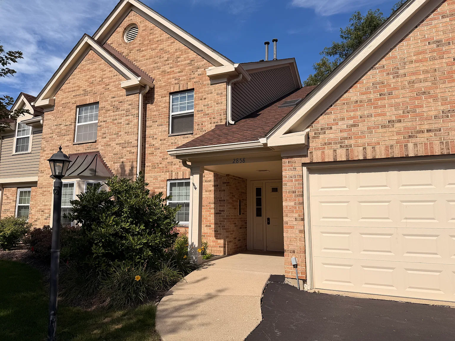 2 bed, 1200 sqft, $2,400 — Photo 2