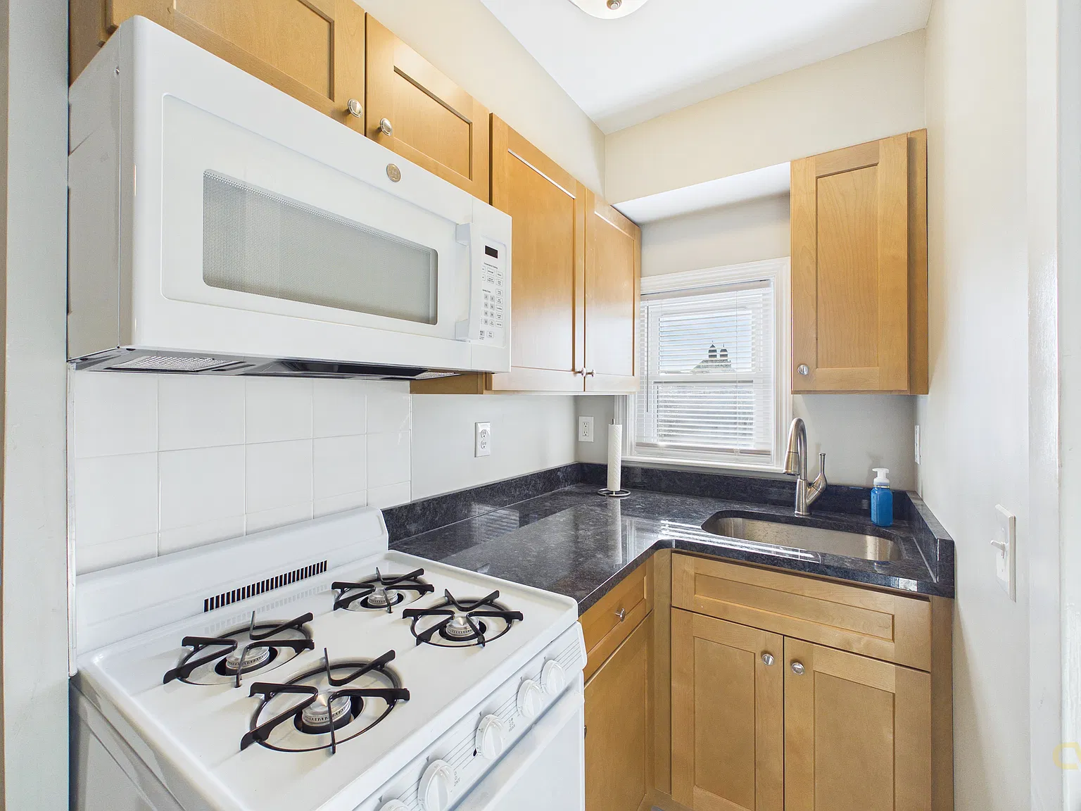 3 bed, 853 sqft, $1,675 — Photo 2