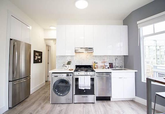 3rd image of 810 Eddy St APT 406