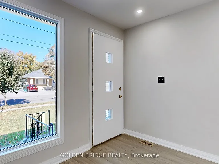 438 Centre St E — Photo 3