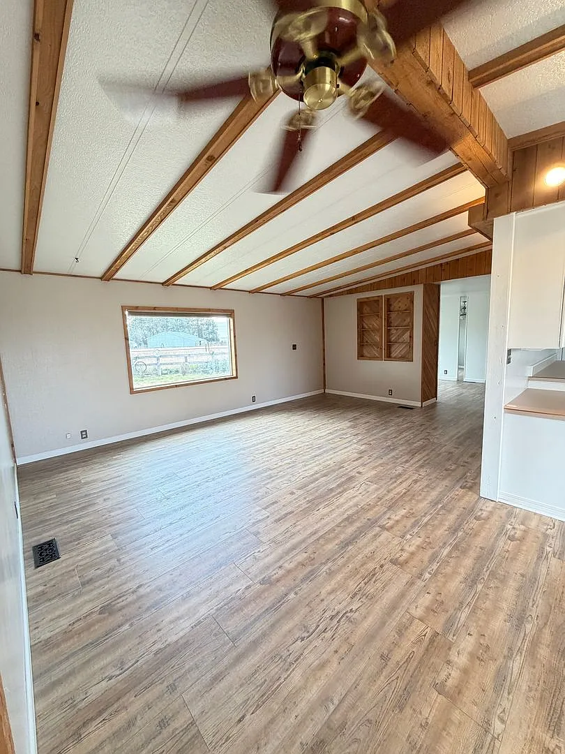 Escape to the Country- 4 Bedroom Home for rent! — Photo 4