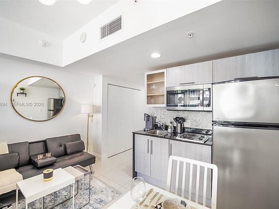 4th image of 1750 N Bayshore Dr #1219