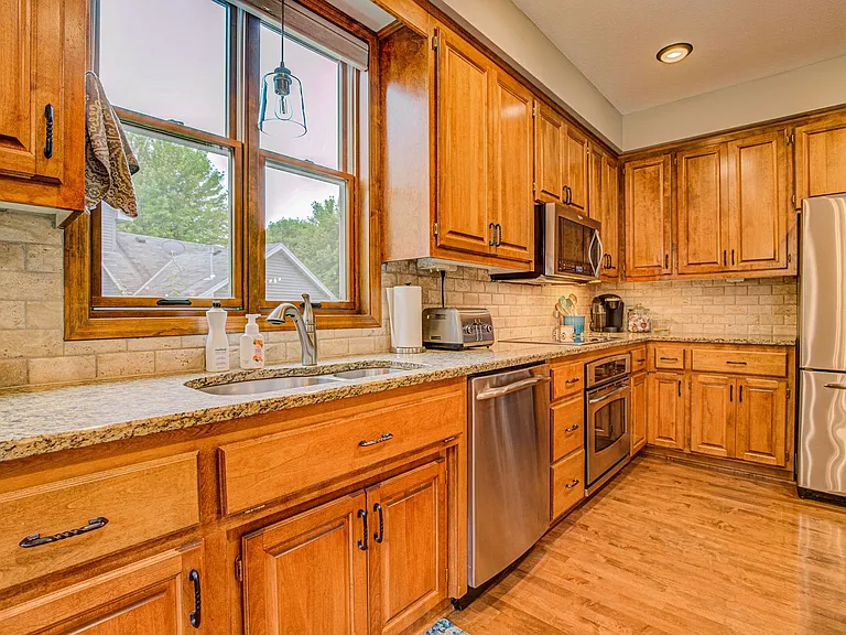 2456 Hunter Dr — Photo 3