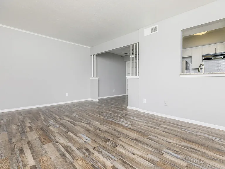 Camelot Apartments — Photo 38
