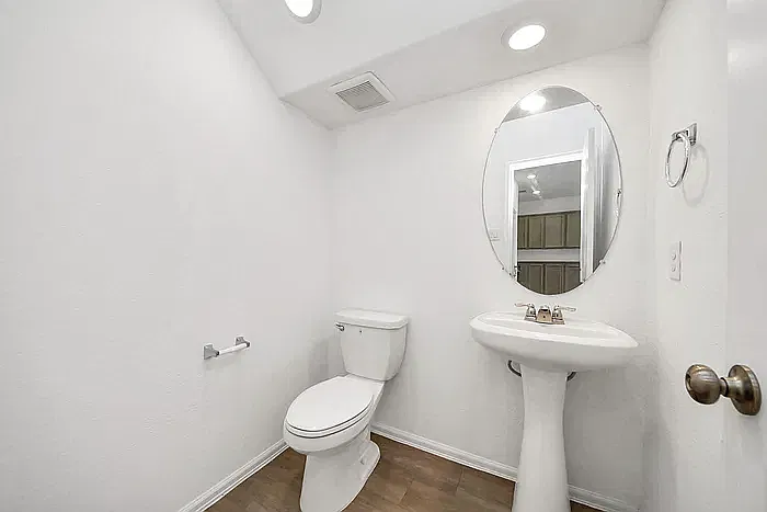 4 bed, 2252 sqft, $2,350 — Photo 3