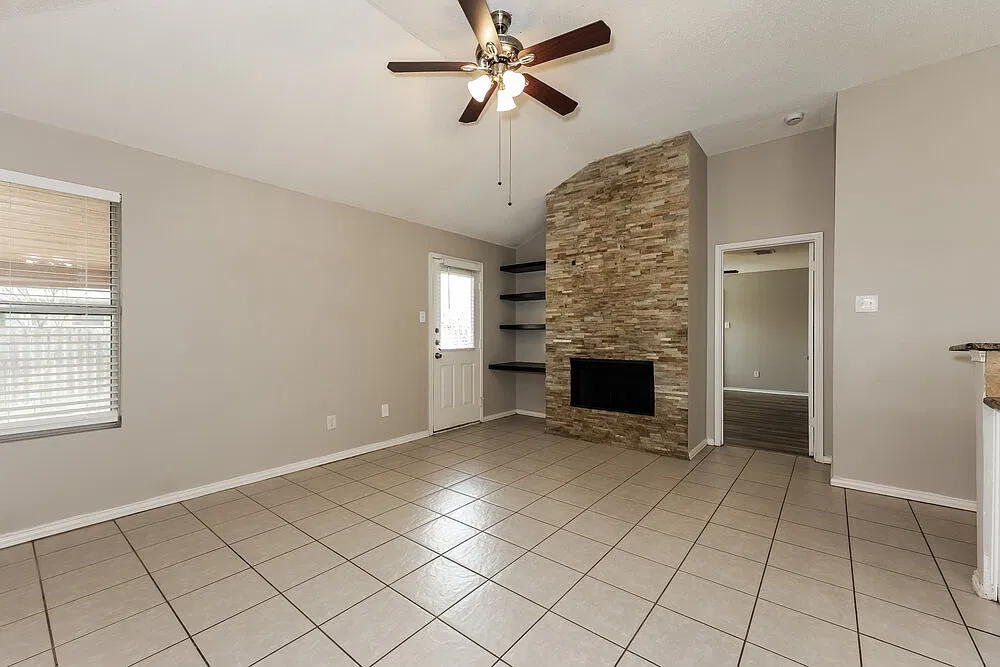 3 bed, 2.0 bath, 1435 sqft, $1,930 — Photo 3