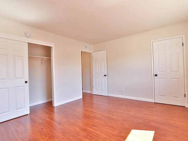 1329 Essex Way — Photo 12