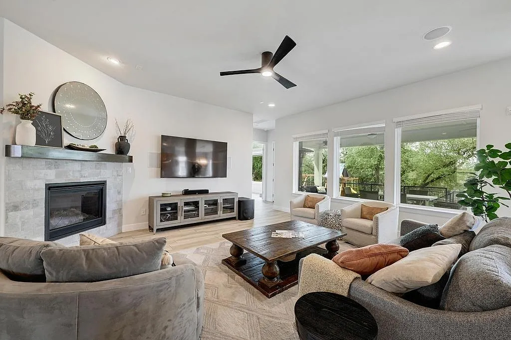 4 bed, 4.5 bath, 4144 sqft, $5,000 — Photo 4
