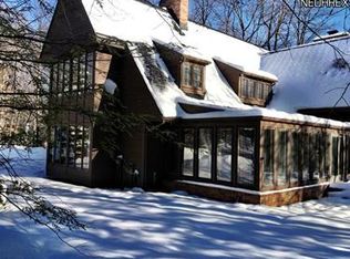 95 Wychwood Dr, Moreland Hills, OH