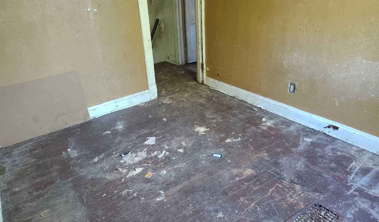 3 bed, 720 sqft, $555 — Photo 2