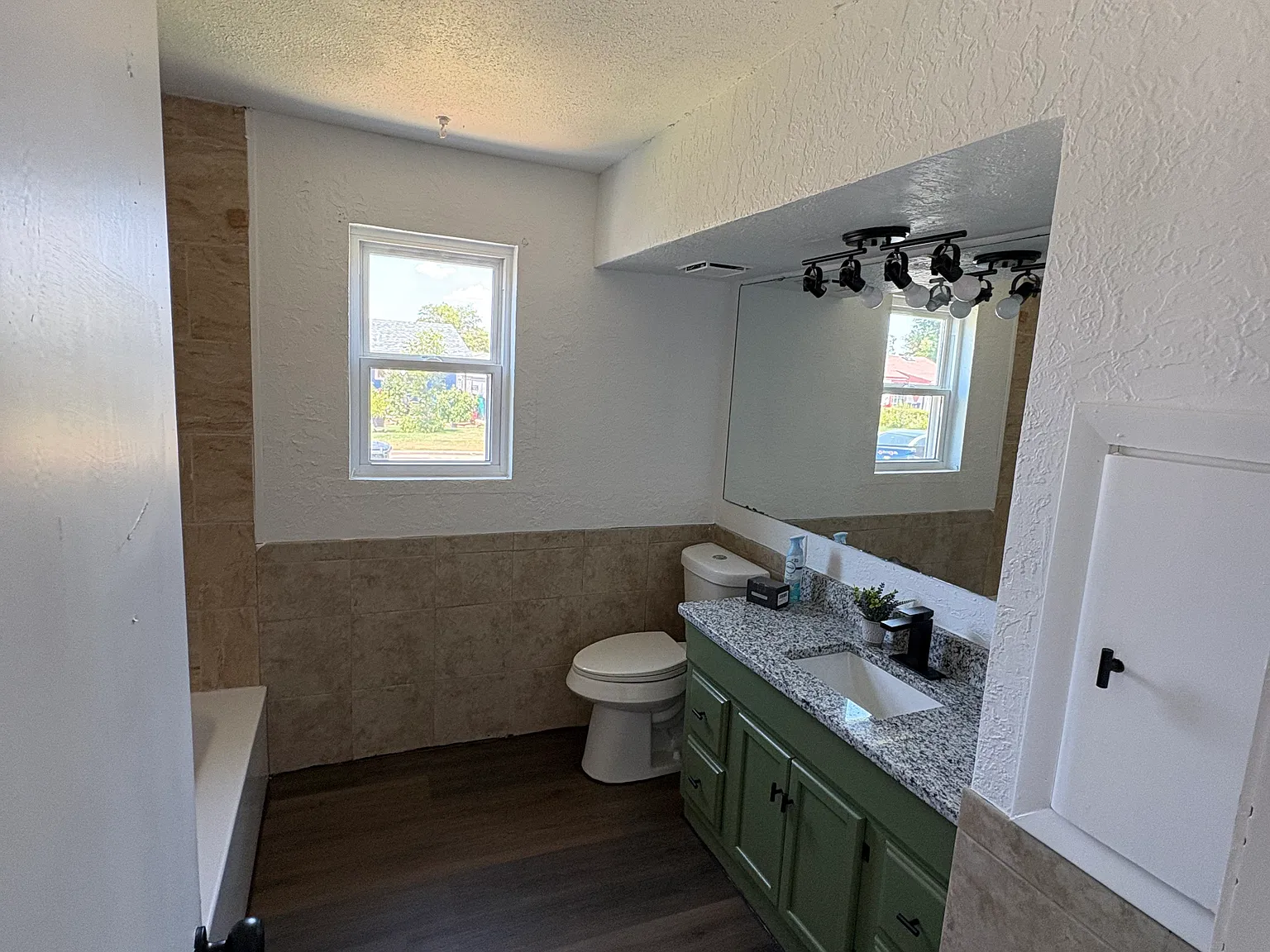 3 bed, 1121 sqft, $1,300 — Photo 1