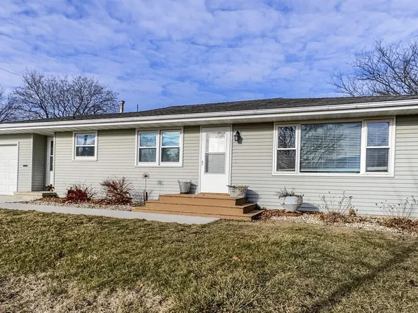 930 Glendale Park Dr, Hampton, IA 50441