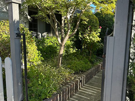 Charming private entrance