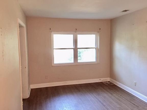 3rd image of 3947 Roberts Ave