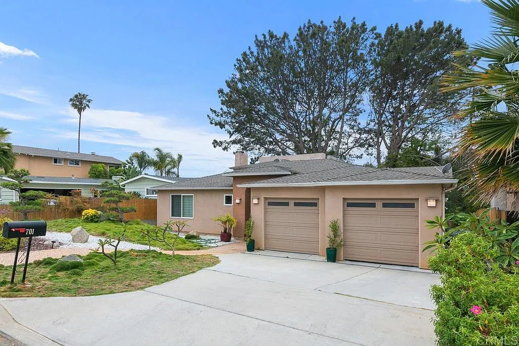 4 bed, 3.5 bath, 2650 sqft, $10,800 — Photo 2