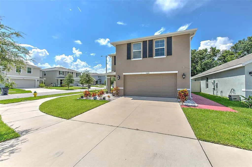 4 bed, 2.5 bath, 2328 sqft, $2,500 — Photo 3