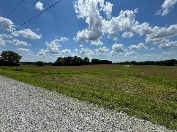 21600 S Knight Rd, Peculiar, MO 64078