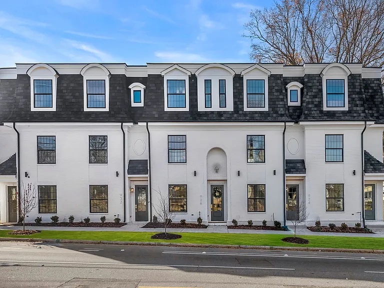 928 Parkwood Ave — Photo 1